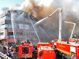 Según testigos, varios estudiantes, de entre 15 y 16 años, murieron cuando se lanzaron desde el tercer o cuarto piso del edificio, huyendo de las llamas. AFP /