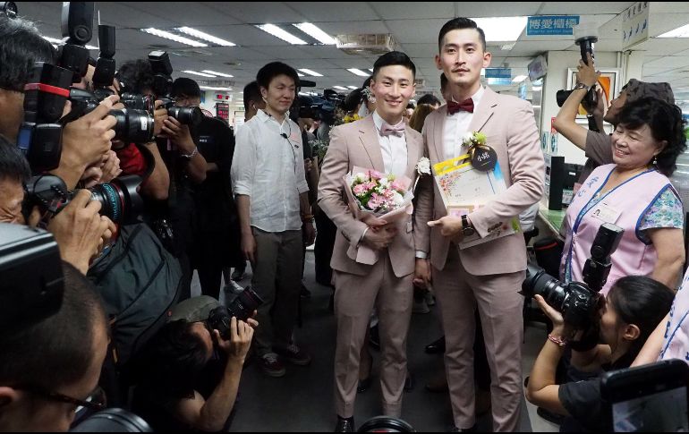 Una pareja del mismo sexo acude a la oficina de registro en Taipei este viernes. EFE/D. Chang