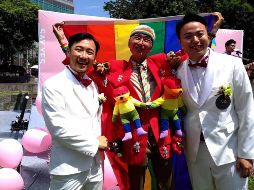 La pareja Chun-Peng Chou (i), de 37 años y Meng-Huan Lin, de 32, durante su boda en el distrito de Xinyi, en Taipéi. EFE/D. Chang