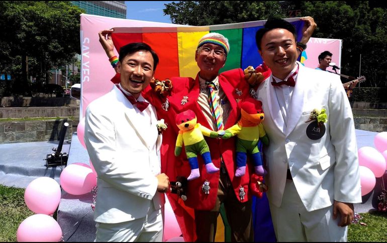 La pareja Chun-Peng Chou (i), de 37 años y Meng-Huan Lin, de 32, durante su boda en el distrito de Xinyi, en Taipéi. EFE/D. Chang