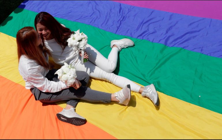 La pareja Chun-Peng Chou (i), de 37 años y Meng-Huan Lin, de 32, durante su boda en el distrito de Xinyi, en Taipéi. EFE/D. Chang