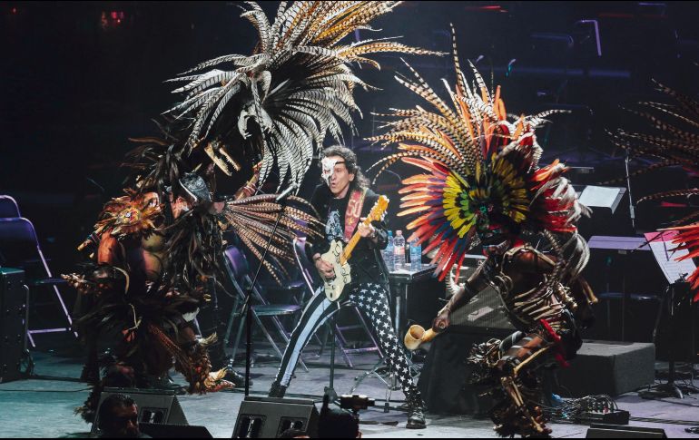 Alex Lora, anoche ante los tapatíos de mente rockera. EL INFORMADOR / G. Gallo