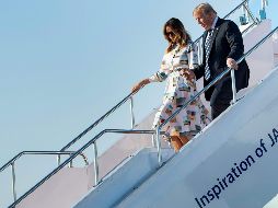 Trump y su esposa Melania fueron recibidos al pie de la escalerilla por el ministro japonés de Asuntos Exteriores, Taro Kono. AFP / B. Smialowski