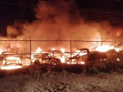 En el lugar localizaron un incendio en varios vehículos propiedad del municipio. “Aparentemente alguien le prendió fuego, es lo más lógico por la hora y por todo, no es normal que se prendan de la forma en la que se prendió”. ESPECIAL/