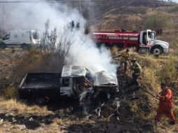 Personal de Protección Civil procedió a apagar el incendio y se solicitó al Servicio Médico Forense para levantar el cuerpo. ESPECIAL/ Policía de Tlajomulco