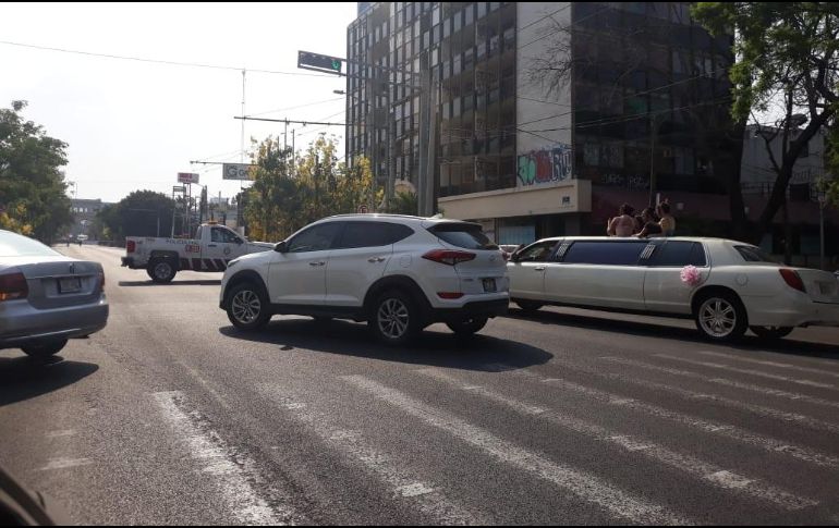 Vehículos se desvían en el cruce de Vallarta y Francisco de Quevedo con la supervisión de policías viales. EL INFORMADOR