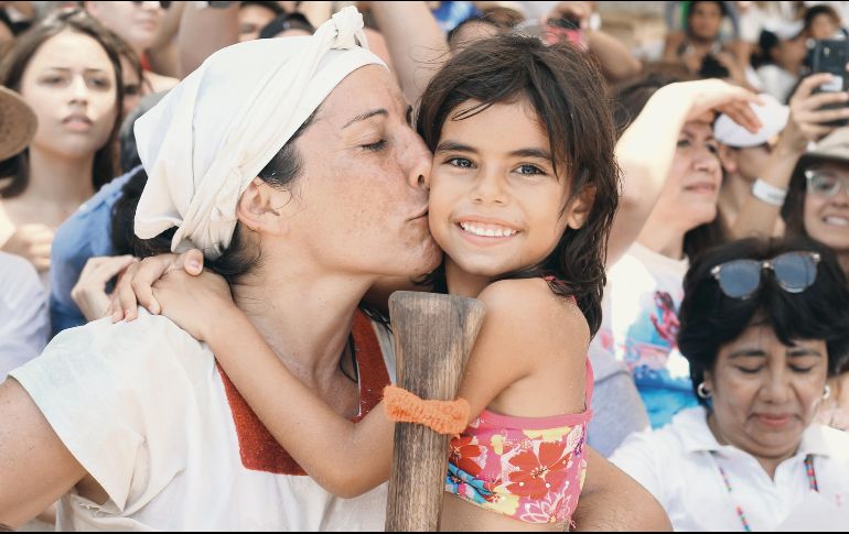 Todo valió la pena. De vuelta a Xcaret, las estampas de alegría y amor fueron múltiples. Este año los canoeros, como esta madre besando a su pequeña hija, cumplieron su misión. EL INFORMADOR / F. González