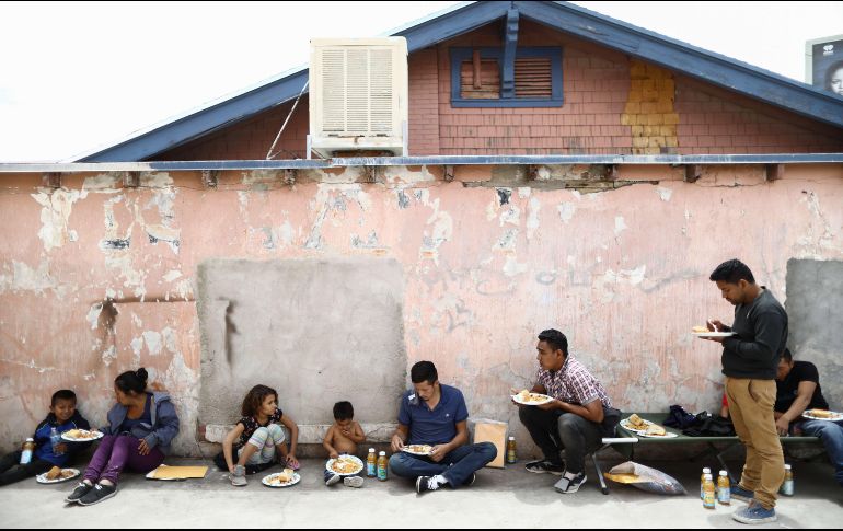 Además del hacinamiento, los migrantes carecían de agua y alimentos adecuados. ARCHIVO / AFP