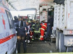 Socorristas trabajan en la liberación de los atrapados por los fierros. EL UNIVERSAL