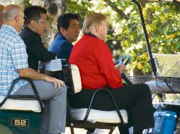 Trump jugó golf con el primer ministro japonés, Shinzo Abe, en una visita a Japón. AP