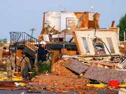 Trabajadores buscan entre los escombros y examinan los daños en el motel. AP/The Oklahoman/B. Terry