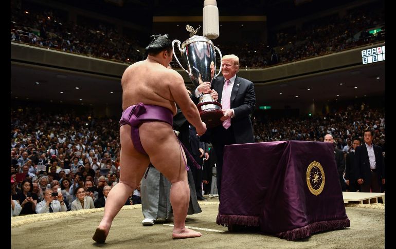 El mandatario estadounidense subió a la arena para entregar el trofeo, rebautizado como la 