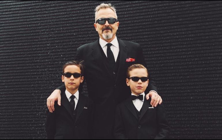 Hace una semana, Bosé subió a sus redes sociales varias imágenes donde posa con sus hijos Diego y Tadeo. INSTAGRAM / miguelbose Verificado