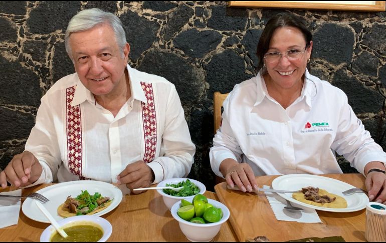 El Mandatario subió a sus redes sociales una foto en la cual está acompañado por la secretaria de Energía, Rocío Nahle. TWITTER / @lopezobrador_