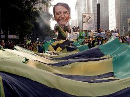 Brasileños impulsan las políticas públicas del mandatario, quien pierde popularidad. AP/A. Penner