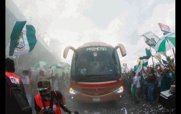 Cientos de seguidores de La Fiera escoltaron el camión que llevó a los jugadores al Estadio León. EFE