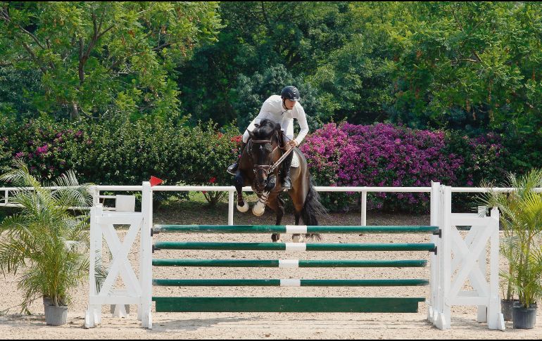 Vizcaíno se impuso en la libre con obstáculos a 1.40 metros a lomos de “D’Angelo 6”. EL INFORMADOR / A. Camacho