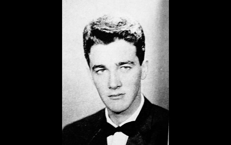 En el verano de 1959 se graduaron en los dos principales colegios de varones una gran cantidad de jóvenes que con el tiempo llegarían a ser figuras destacadas en distintos ámbitos. En la imagen, Napoleón Ramos que al decir de varias señoras levantaba suspiros a su paso. Muy circunspecto en su graduación del “Cervantes” en 1959. CORTESÍA / F. Partida