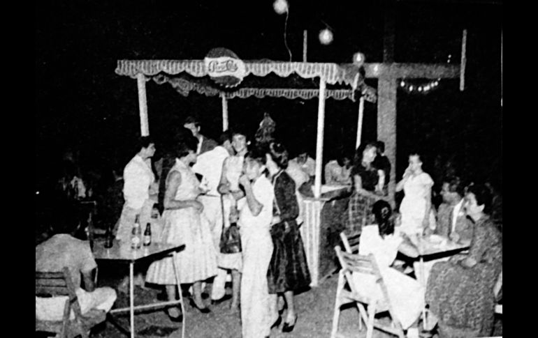 Una de tantas kermesses que todos los colegios organizaban con el menor pretexto. Aquí vemos en el entonces recién inaugurado Instituto de Ciencias de Av. Ávila Camacho una llevada a cabo en mayo de 1959. CORTESÍA / F. Partida