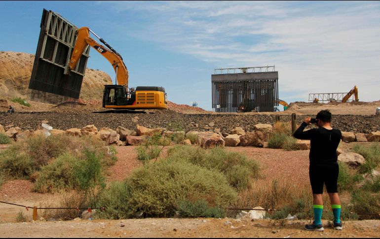 Trabajadores instalan 800 metros de barrotes de acero en el terreno del que Jeff Allen es copropietario. AFP/H. Martínez