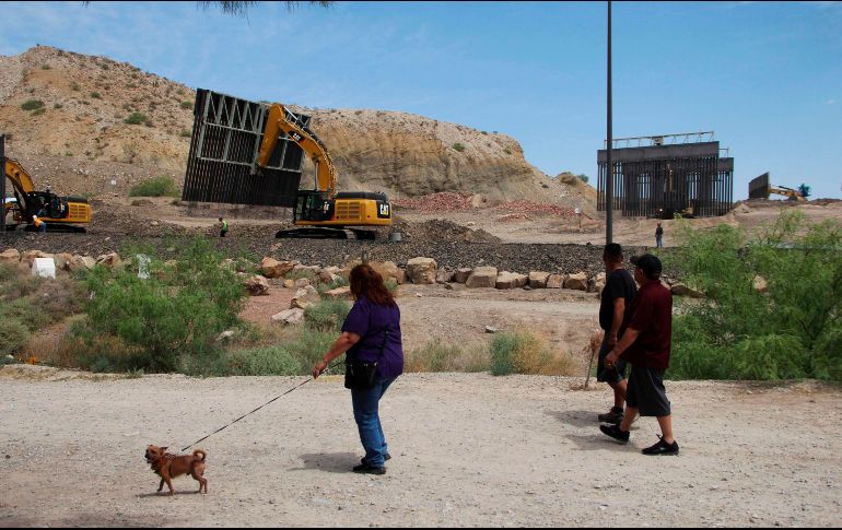 Trabajadores instalan 800 metros de barrotes de acero en el terreno del que Jeff Allen es copropietario. AFP/H. Martínez