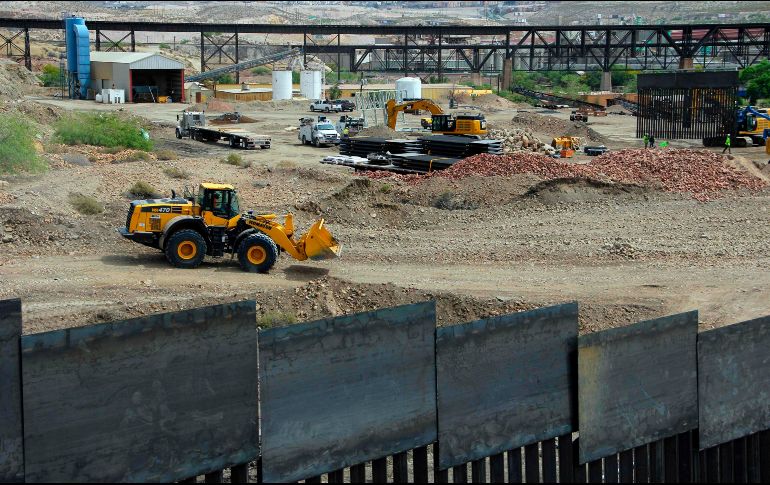 Trabajadores instalan 800 metros de barrotes de acero en el terreno del que Jeff Allen es copropietario. AFP/H. Martínez