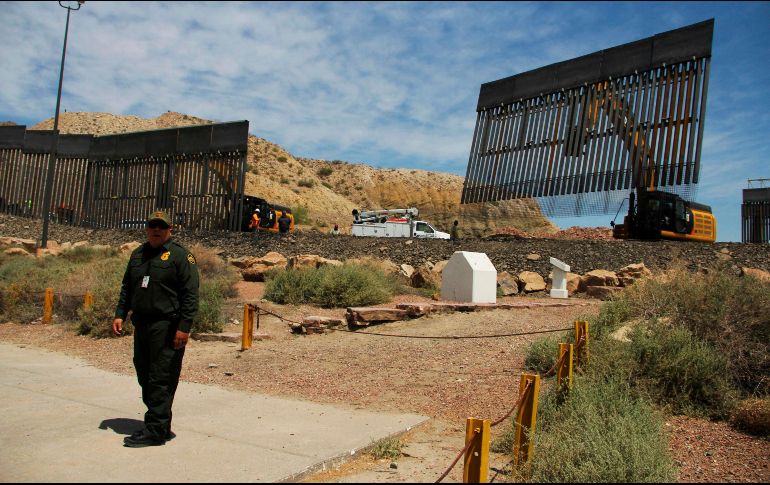Trabajadores instalan 800 metros de barrotes de acero en el terreno del que Jeff Allen es copropietario. AFP/H. Martínez