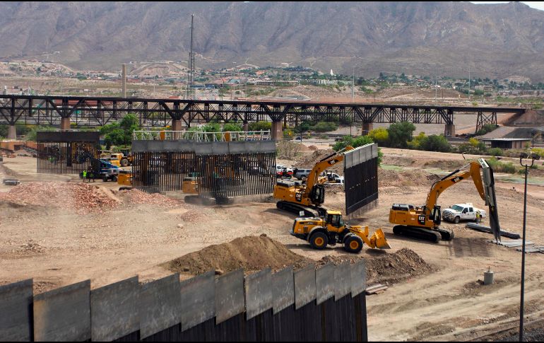 Trabajadores instalan 800 metros de barrotes de acero en el terreno del que Jeff Allen es copropietario. AFP/H. Martínez