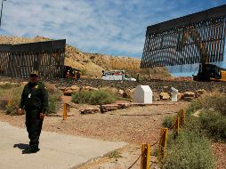 Trabajadores instalan 800 metros de barrotes de acero en el terreno del que Jeff Allen es copropietario. AFP/H. Martínez