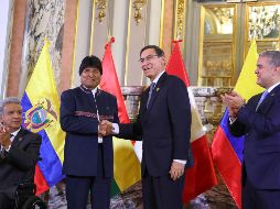 Evo Morales (2i), en el poder desde hace más de 13 años, aspira a otro periodo presidencial. AP/A. Valle