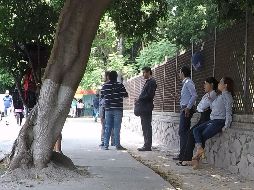 Los “coyotes” se encuentran aún en derredor de la Junta Local de Conciliación y Arbitraje, ubicada en calzada Las Palmas. EL INFORMADOR/A. Camacho