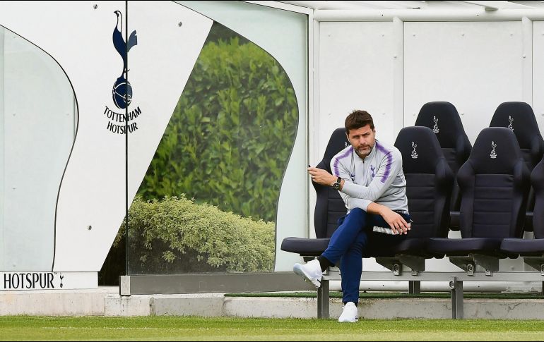Mauricio Pochettino observa el entrenamiento del Tottenham. EFE