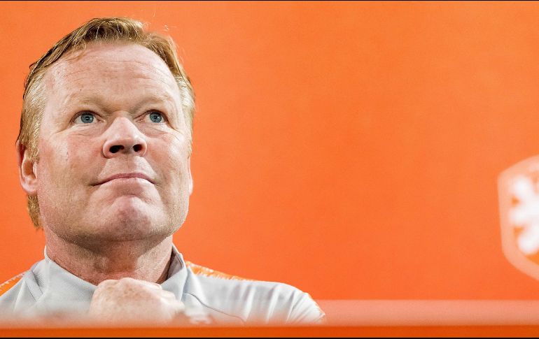 El técnico holandés fue preguntado en rueda de prensa si podía desmentir su candidatura como eventual técnico blaugrana, a lo que respondió: ''Eso sería lo fácil, pero no lo voy a hacer''. EFE / K. Van Weel