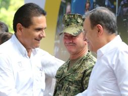 En el arranque de la segunda fase del Plan Integral de Seguridad en Michoacán, Durazo Montaño garantizó al edil Silvano Aureoles todo el apoyo del Gobierno federal. TWITTER/@Silvano_A