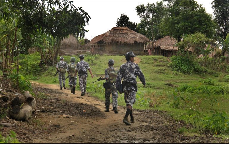 Más de 33 mil personas se han visto desplazadas en los últimos cuatro meses por los enfrentamientos que mantienen esta guerrilla. AP / E. Htusan