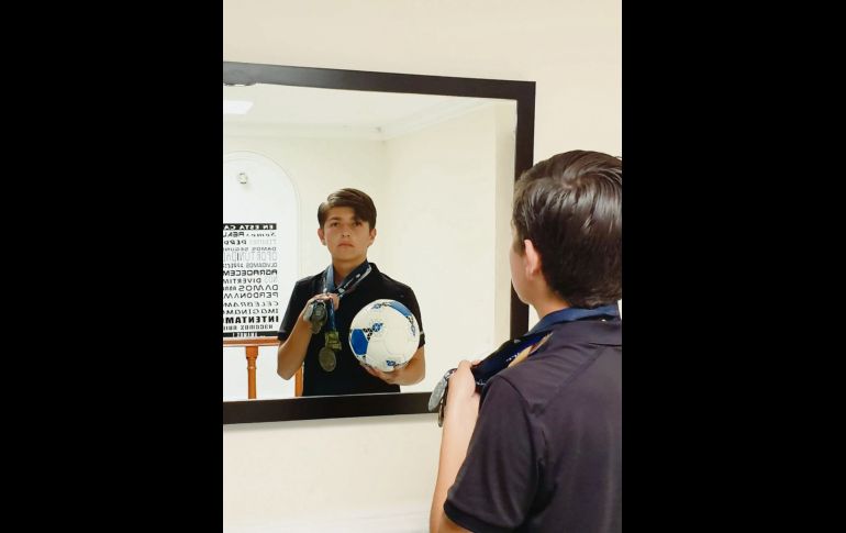 El joven futbolista ha tenido éxito a nivel colegial. EL INFORMADOR / A. Ramírez