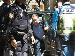 El presidente del Huesca, Agustín Lasaosa, tras ser detenido por la Policía en una operación contra el presunto arreglo de juegos de futbol. EFE