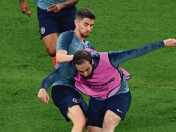 Gonzalo Higuaín disputa el balón durante la última práctica del Chelsea, previo a la Final. AFP
