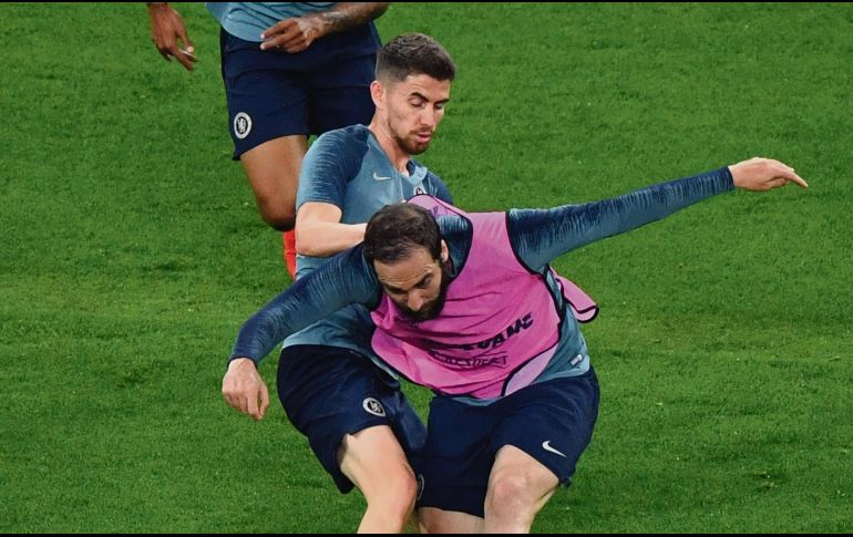 Gonzalo Higuaín disputa el balón durante la última práctica del Chelsea, previo a la Final. AFP