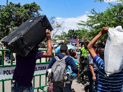 Cruces en el puente entre Cúcuta, Colombia, y San Antonio del Tachira, en Venezuela, La grave crisis ha forzado a más de tres millones de venezolanos a emigrar desde 2015, según Naciones Unidas. AFP/ARCHIVO