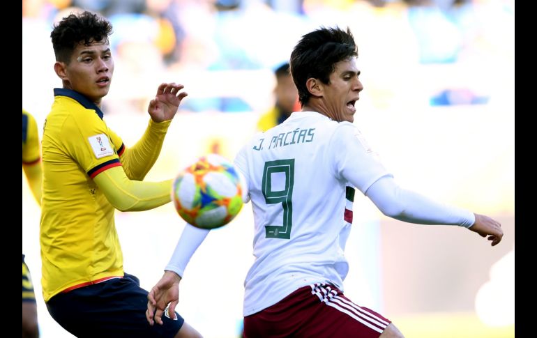 Sobre el final del partido, José Juan Macías (D) tuvo una ocasión de gol que no logró concretar. EFE/A. Warzawa