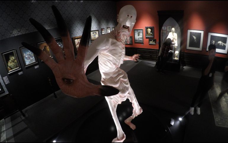 Durante la inauguración oficiail de la exhibición, Del Toro compartió algunas anécdotas respecto a las piezas que conforman su colección privada. EL INFORMADOR / A. Camacho