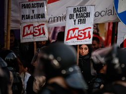 Manifestantes intentan realizar un corte en los ingresos a la ciudad de Buenos Aires en una jornada de paro general contra el gobierno en medio de una crisis económica. EFE/J. Roncoroni