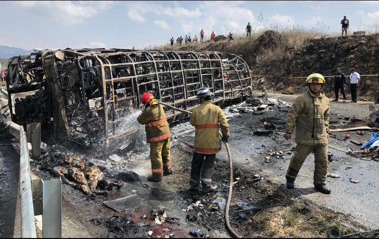 En un informe, Protección Civil señaló que la circulación fue cerrada con dirección Puebla-Veracruz, tras el incidente en el que el camión de pasajeros resultó calcinado. EFE