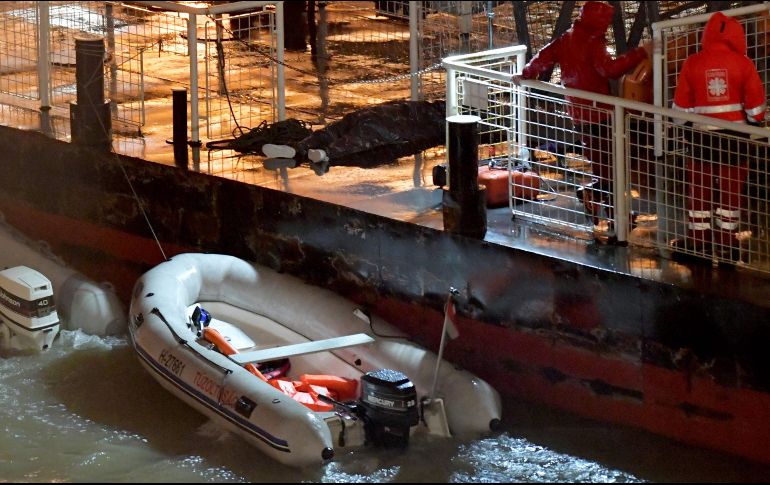 Los equipos de socorro, en los que participan buzos, buscan a 16 desaparecidos, mientras que 15 personas habían sido rescatadas con vida. AFP/G. Besenyei