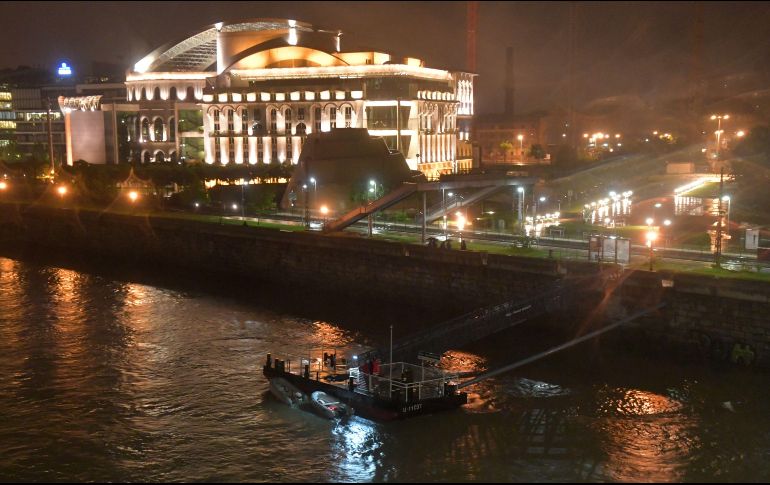 Los equipos de socorro, en los que participan buzos, buscan a 16 desaparecidos, mientras que 15 personas habían sido rescatadas con vida. AFP/G. Besenyei