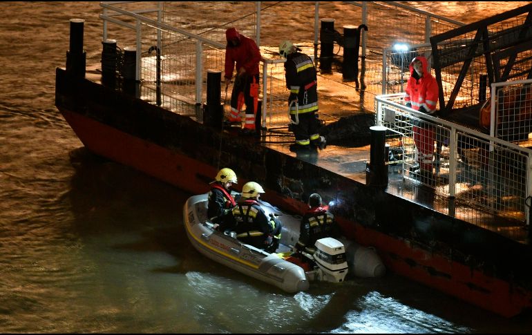 Los equipos de socorro, en los que participan buzos, buscan a 16 desaparecidos, mientras que 15 personas habían sido rescatadas con vida. AFP/G. Besenyei