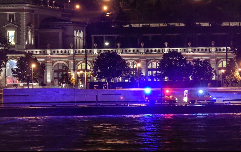 Los equipos de socorro, en los que participan buzos, buscan a 16 desaparecidos, mientras que 15 personas habían sido rescatadas con vida. AFP/G. Besenyei