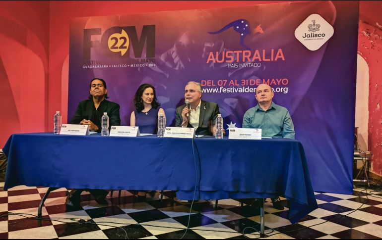 De izquierda a derecha, William Barton, didgeridoo; Jennifer Condon, directora invitada; Sergio Matos, director general del Festival de Mayo y Jesús Medina, director artístico de la OFJ. EL INFORMADOR / M. Castillo