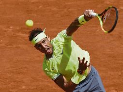 Rafael Nadal realiza un servicio ante Yannick Maden durante su partido de ayer correspondiente a la segunda ronda. AFP